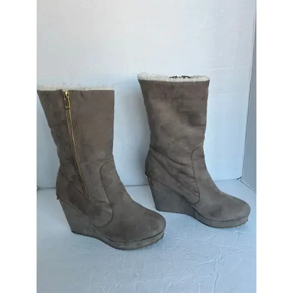 Juicy Couture Taupe Faux Suede Sherpa Lined Side Zip Wedge Heel Mid Calf Boots 8 - Picture 2 of 11